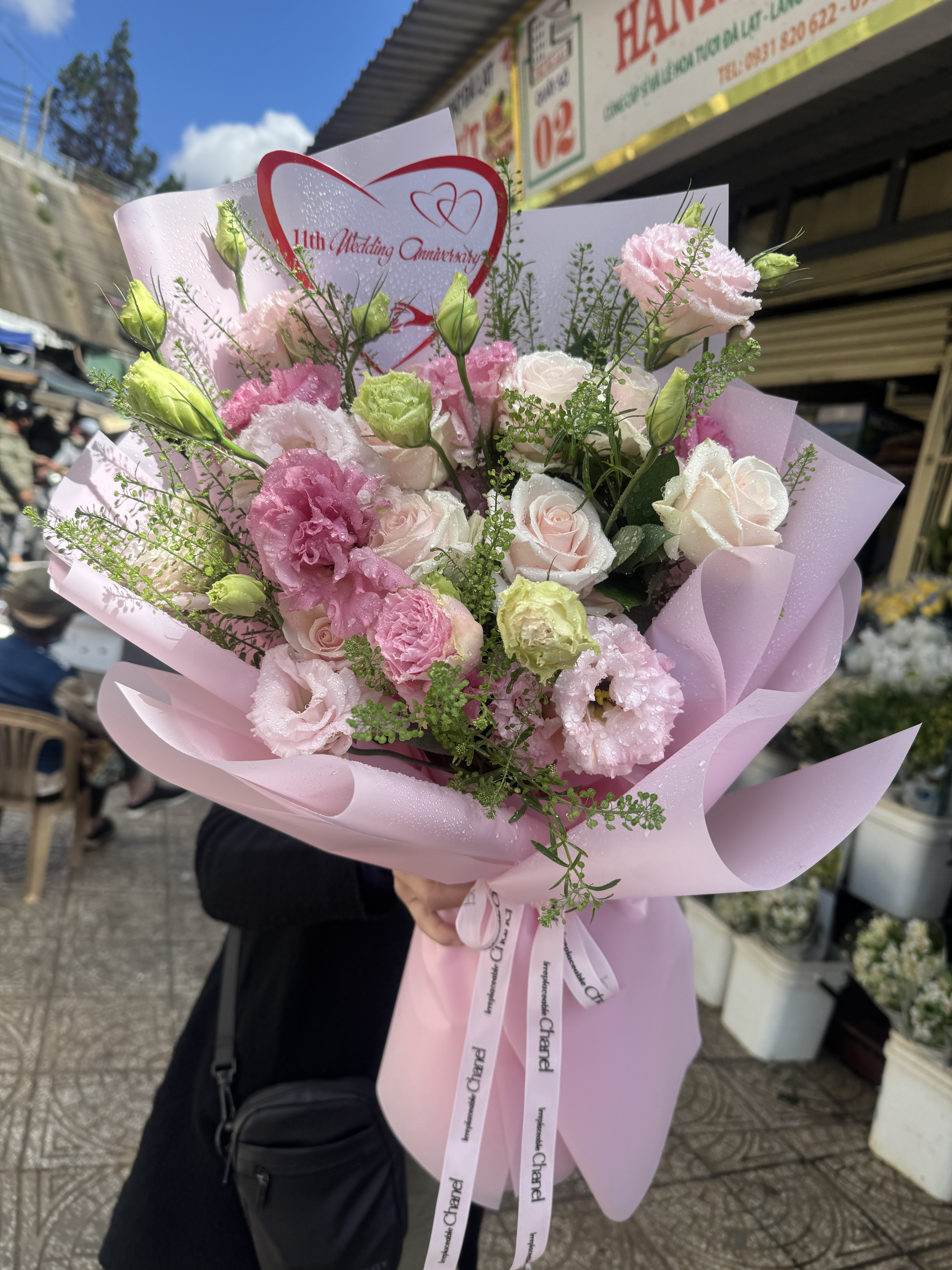 Hoa tươi trưng bày tại Quầy 02, Khu A, chợ Đà Lạt