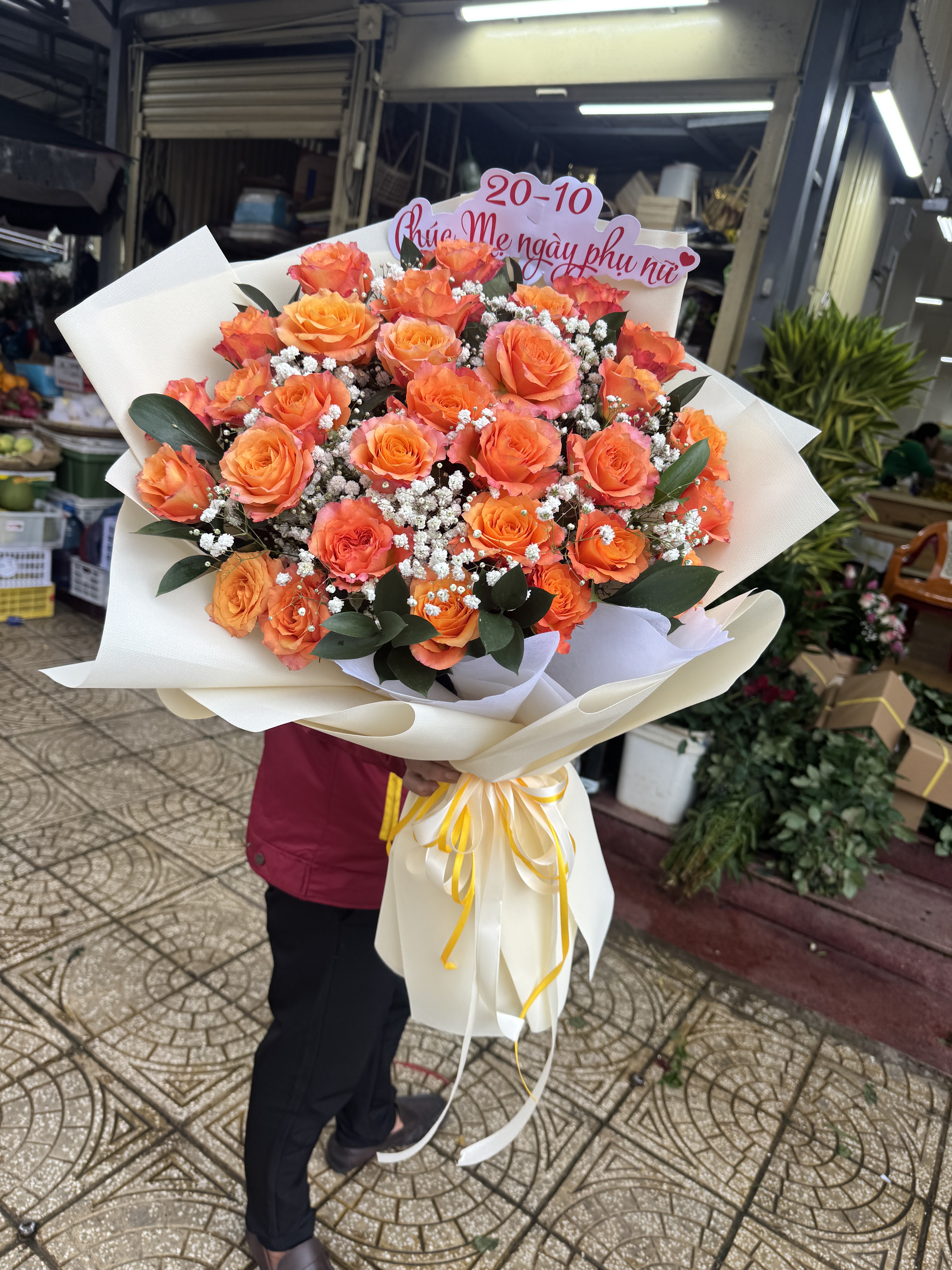 Hoa tươi được bó và trưng bày tại shop ở chợ Đà Lạt