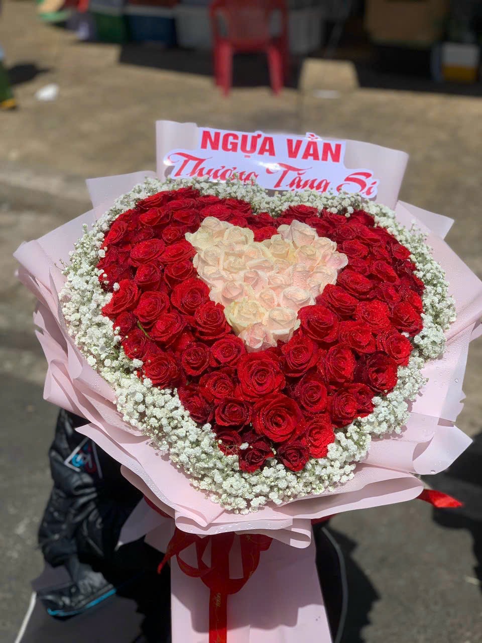 Giỏ hoa và bó hoa tại quầy hoa Hạnh Trang ở chợ Đà Lạt